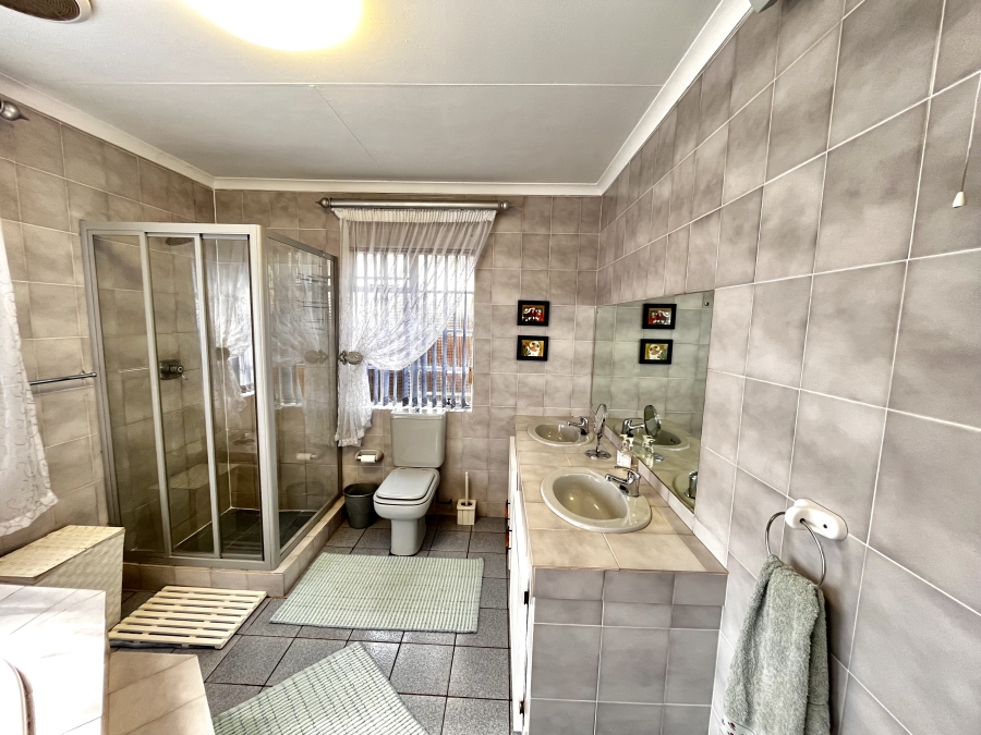 4 Bedroom Property for Sale in Van Der Hoff Park North West